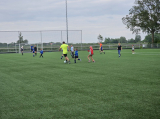 Laatste training S.K.N.W.K. JO10-1 (partijtje tegen de ouders) van woensdag 22 mei 2024 (111/133)